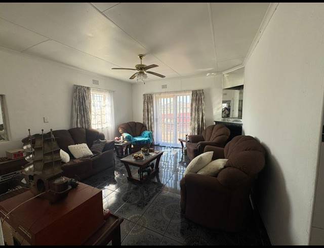 3 BEDROOM HOUSE FOR SALE IN SOUTH HILLS